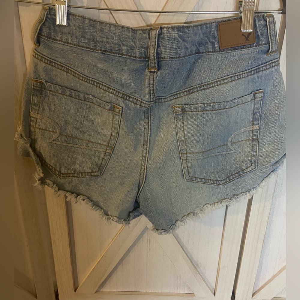 American Eagle Denim Shorts Distressed Embroidered Feathers Light Wash Size 4 - Picture 7 of 9